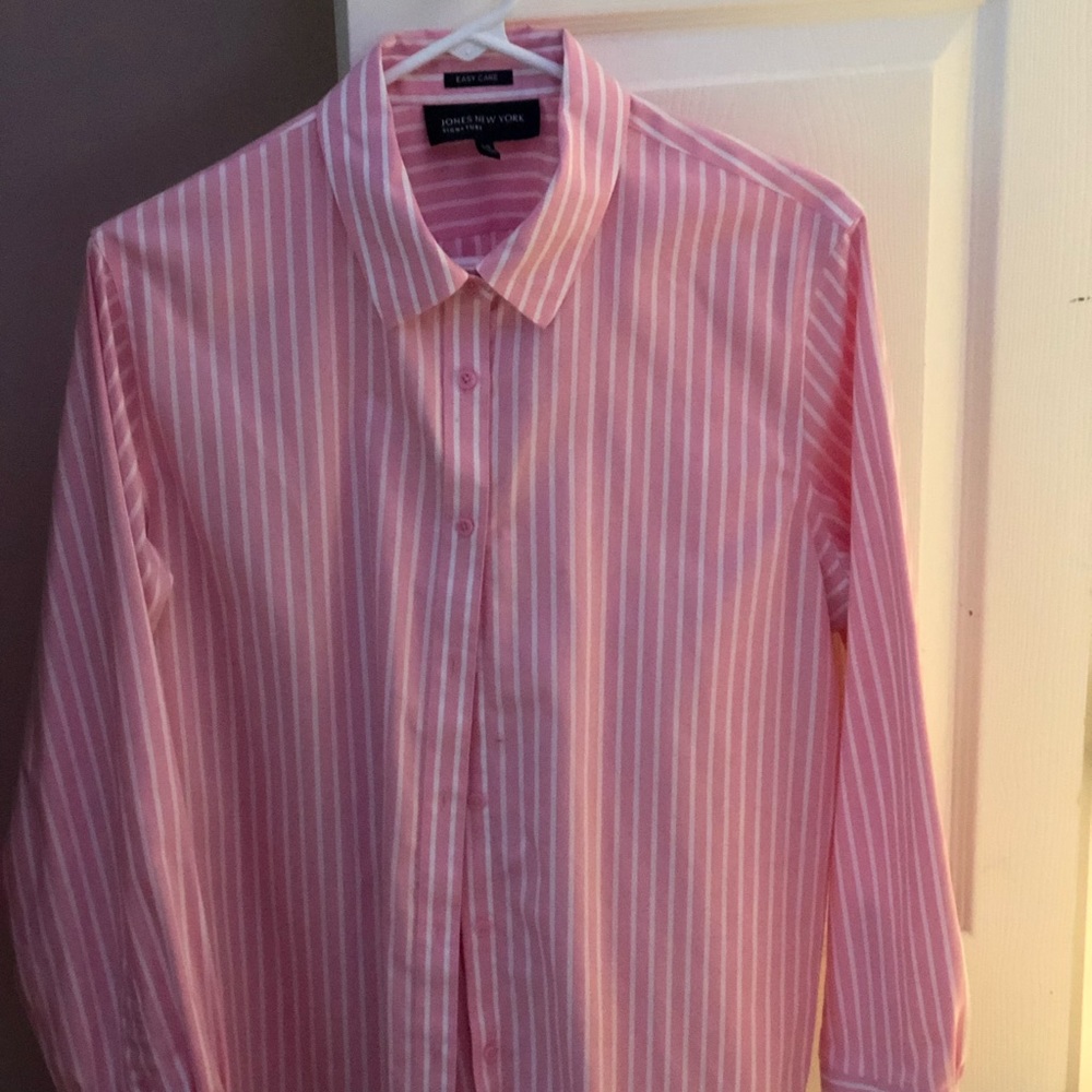 Very pretty Jones New York dress blouse.  Looks amazing with Navy/Black jacket